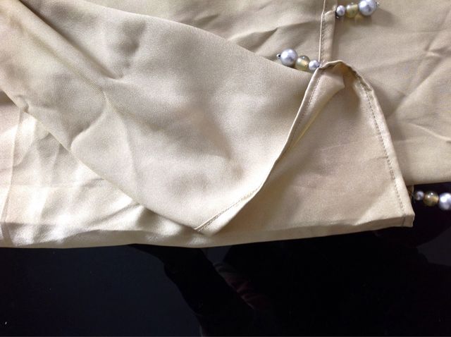 Chal Dorado Seda Con Adornos Bolitas