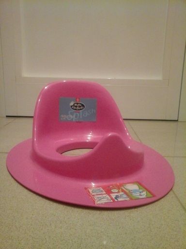 Orinal y adaptador de baño.