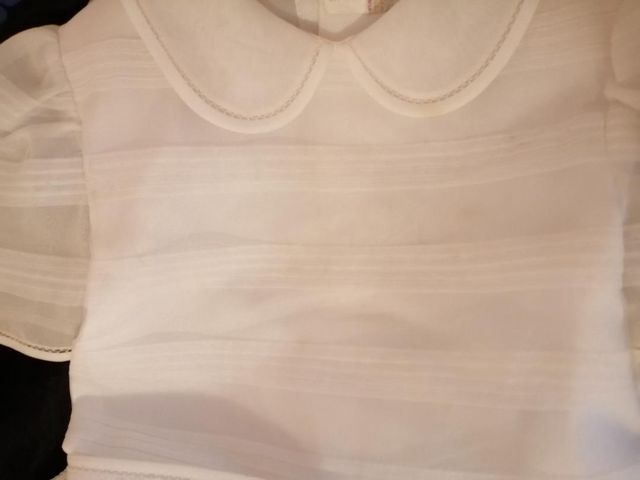 Vestido de comunión de corte clásico en organza.