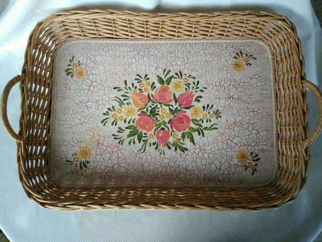 Cesta de mimbre decorada a mano