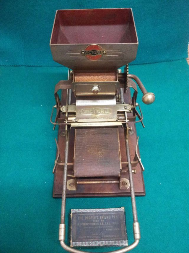 Antigua maquina de fabricar cigarrillos  