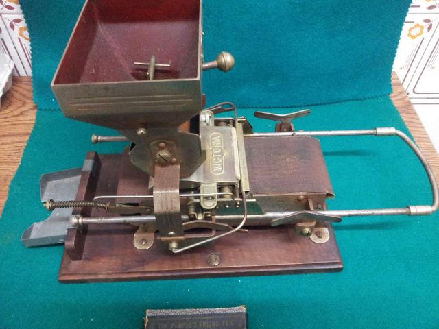 Antigua maquina de fabricar cigarrillos  