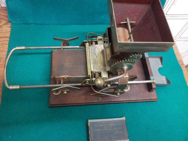 Antigua maquina de fabricar cigarrillos  