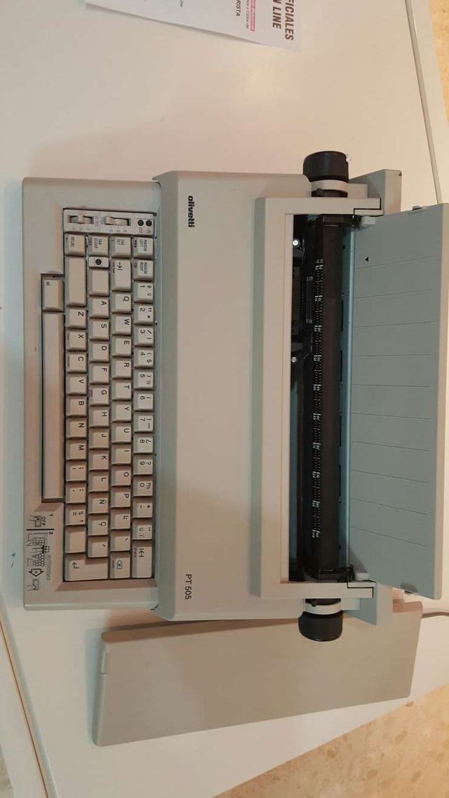 antigua  máquina de escribir  con caja y bien  gua