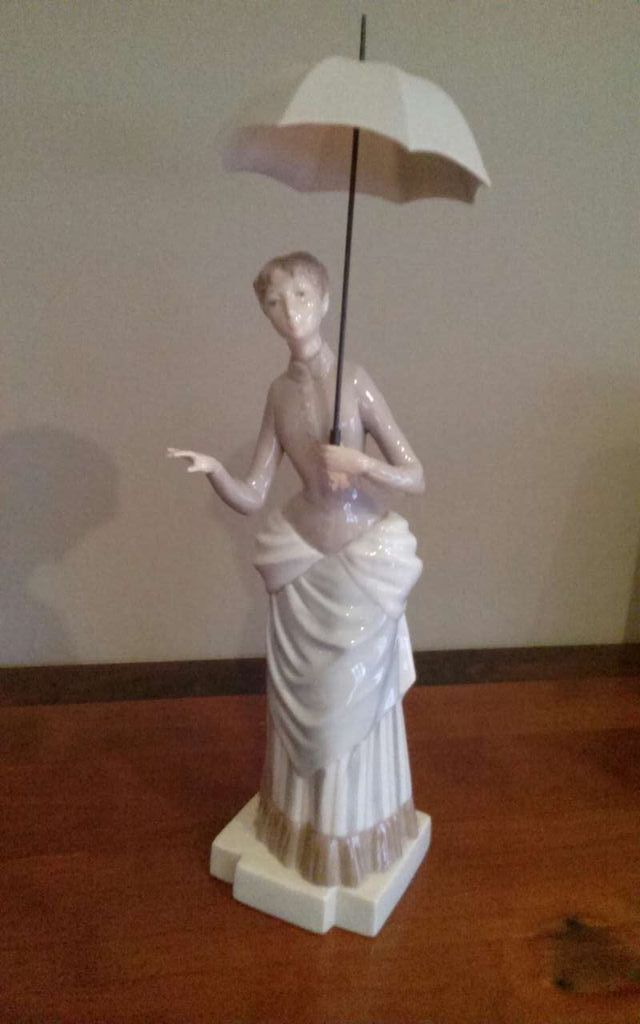 Dama del paraguas NAO de LLADRÓ