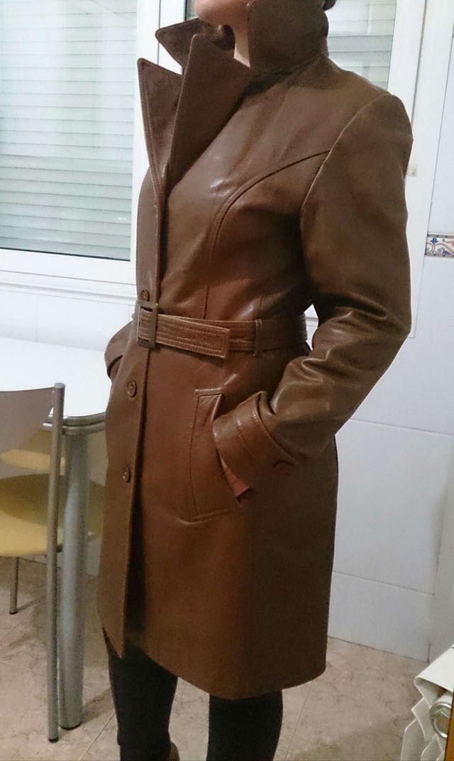 Abrigo de mujer de piel, tres cuartos color marrón de segunda mano ... Abrigo de mujer de piel, tres cuartos color marrón de segunda mano ...