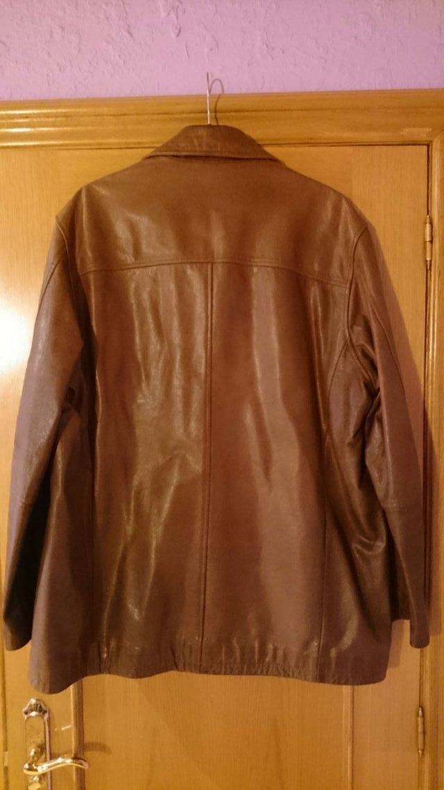 JAQUETA DE COURO SEMI-NOVA
