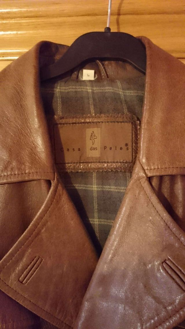 JAQUETA DE COURO SEMI-NOVA