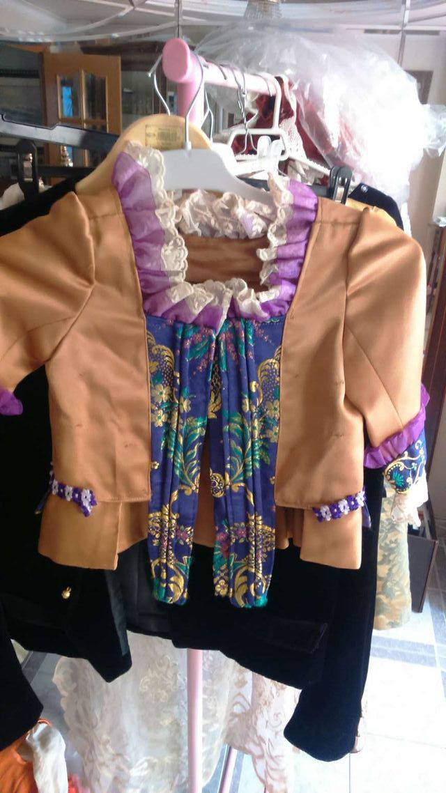 Manteletas, cuerpos niña y adultas