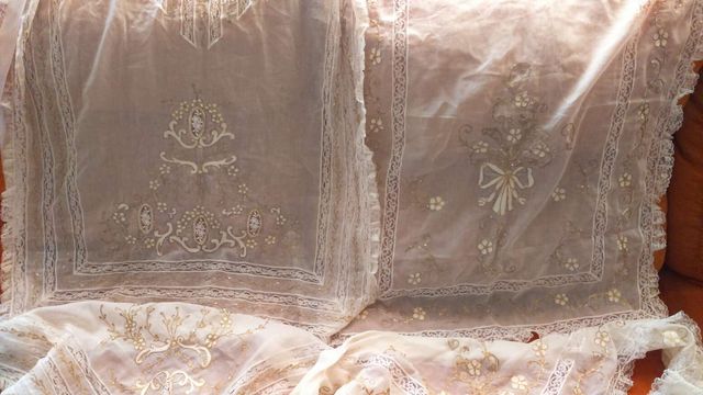 Manteletas, cuerpos niña y adultas