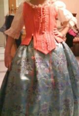 Manteletas, cuerpos niña y adultas