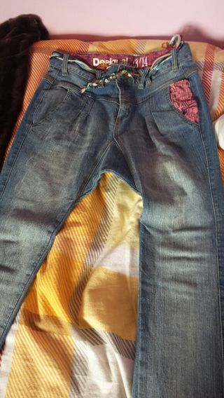 La De Desigual Girona En Mano Pantalones Provincia Segunda zqwBCnP