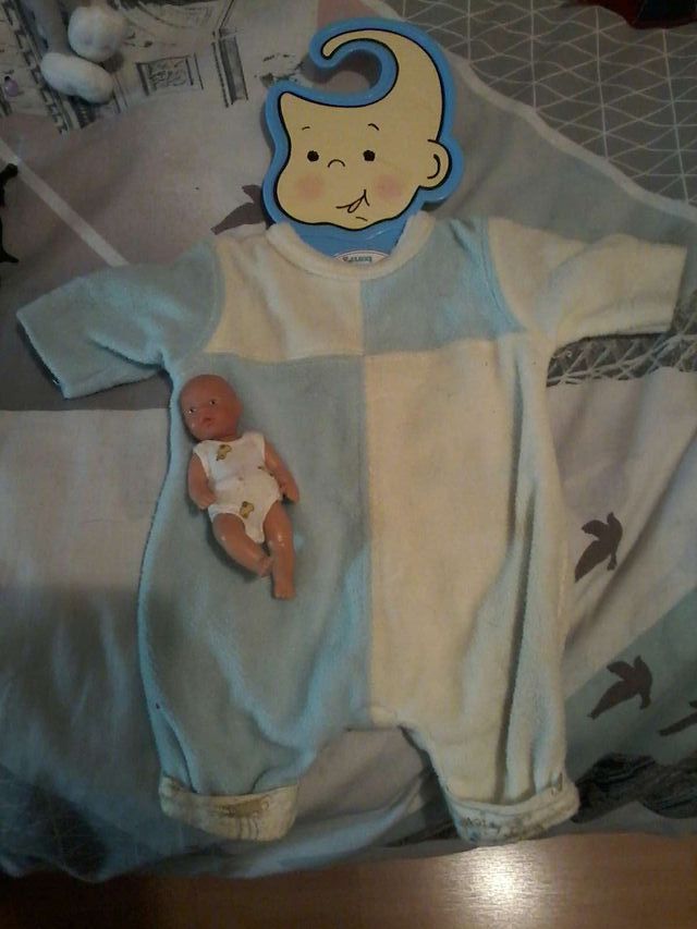 Ropa y percha baby born.