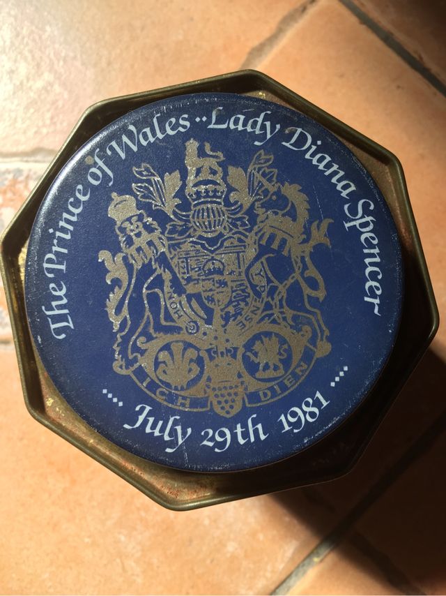 Antigua lata de galletas diana de gales