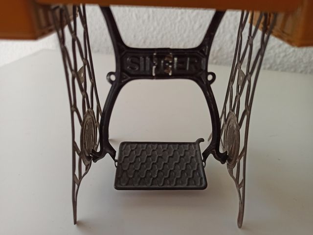 Miniatura máquina de coser hojalata. RICO