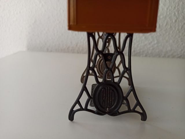 Miniatura máquina de coser hojalata. RICO