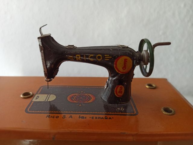 Miniatura máquina de coser hojalata. RICO