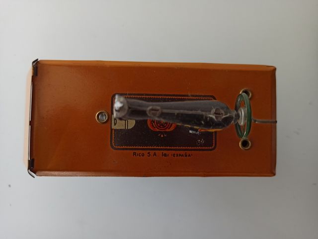 Miniatura máquina de coser hojalata. RICO