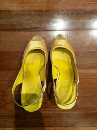 Zapatos tacón amarillos Marypaz de segunda mano por 15 EUR en Guadalajara  en WALLAPOP