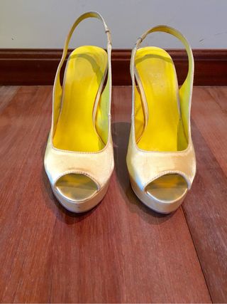 Zapatos tacón amarillos Marypaz de segunda mano por 15 EUR en Guadalajara  en WALLAPOP