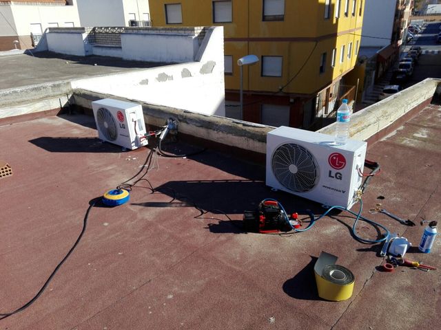 GAS CHARGE, ARIA CONDIZIONATA E SERVIZIO TECNICO