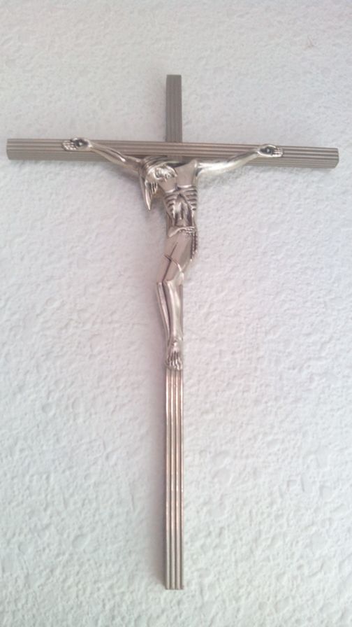 Crucifijo antiguo de metal.