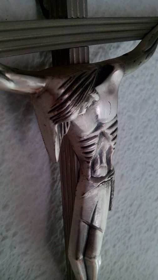 Crucifijo antiguo de metal.