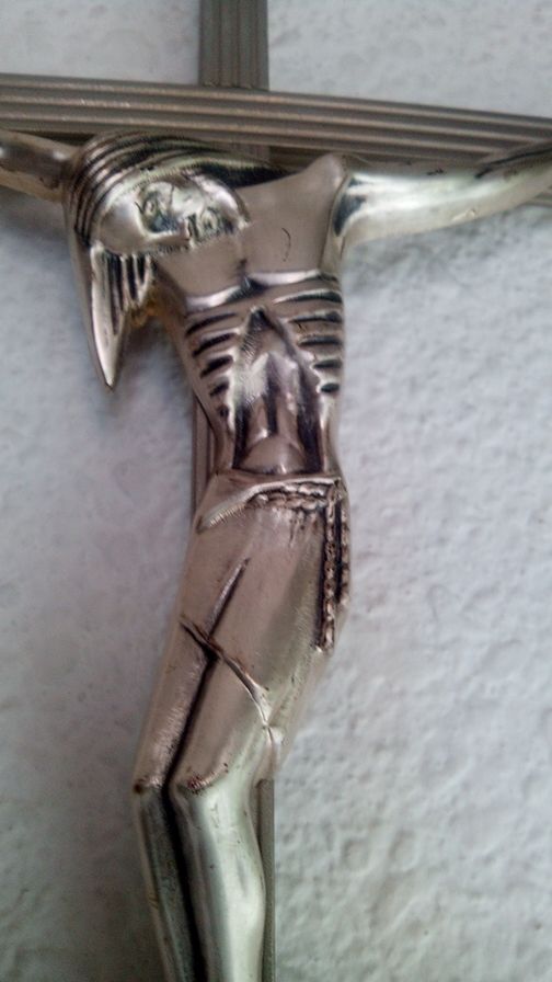 Crucifijo antiguo de metal.