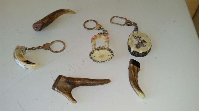 Llaveros varios de plata y con madera