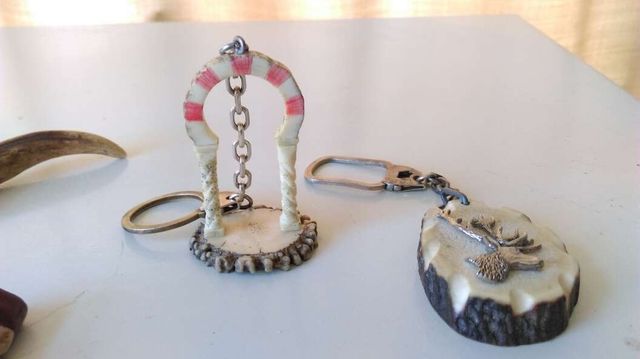Llaveros varios de plata y con madera