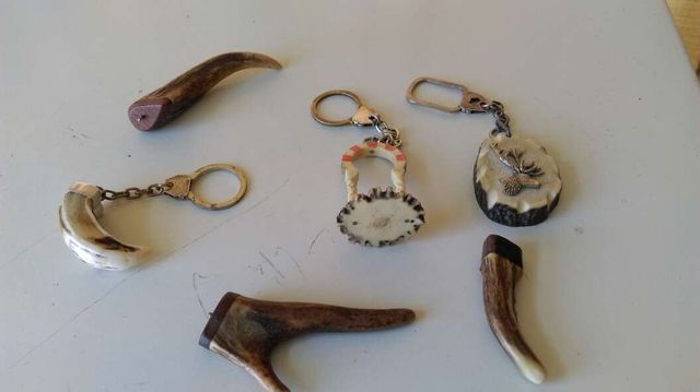 Llaveros varios de plata y con madera