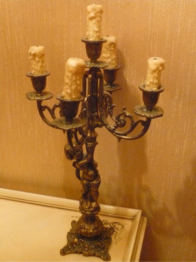 Juego 2 Candelabros en metal dorado con velas