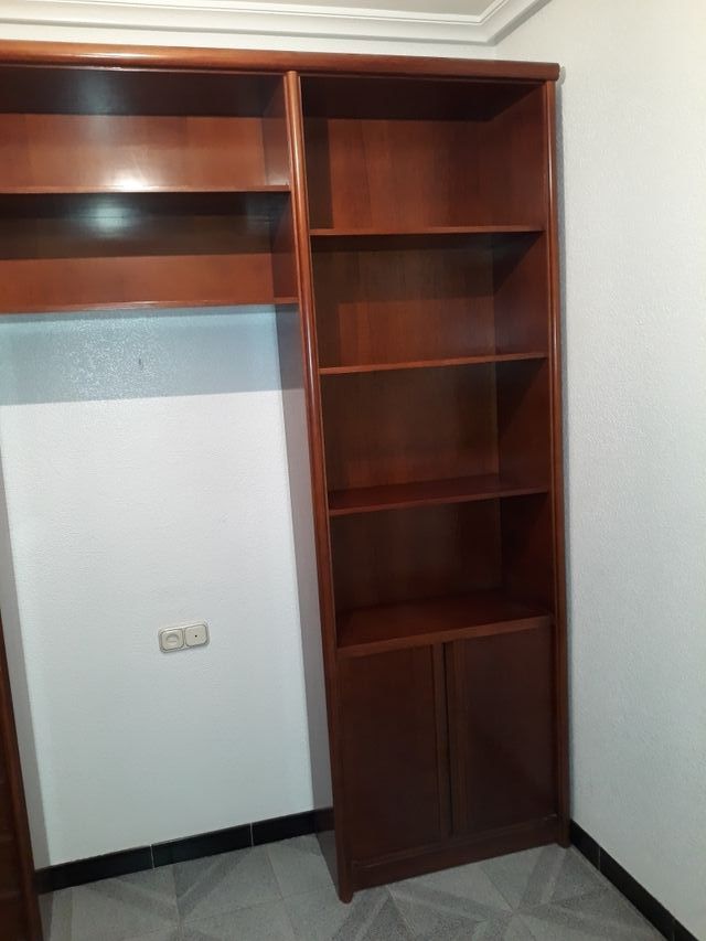 Mueble con estanterías de segunda mano por 250 € en Almansa en WALLAPOP