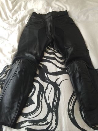 Pantalón mono cuero Dainese talla 52 de segunda mano por 99 EUR en Madrid  en WALLAPOP