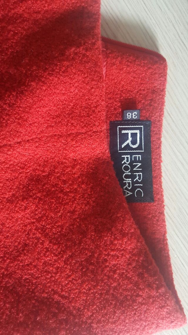 Falda roja.  Enric Roura.