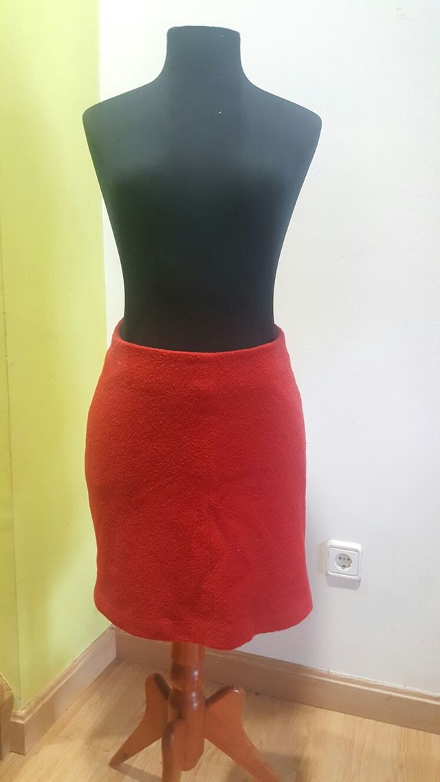 Falda roja.  Enric Roura.