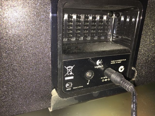 Equipo sonido Logitech con mando a distancia.