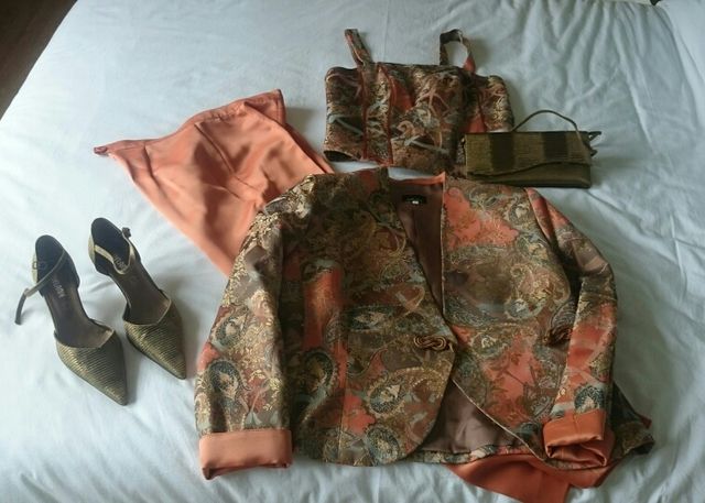 Traje chaqueta + top + bolso + zapatos