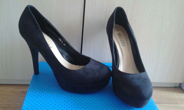 Tacones negros con plataforma.