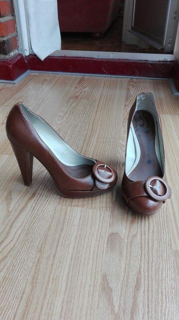 Zapatos de tacon Bershka. Numero 36. Puestos una v