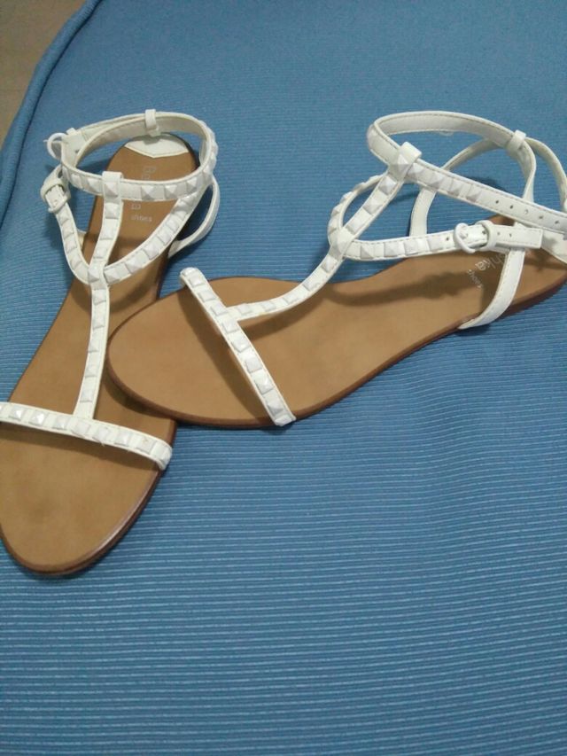 Sandalias blancas con fantasía