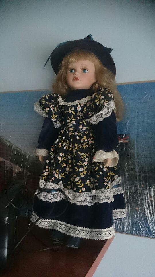 Muñeca de porcelana muy bien cuidada 