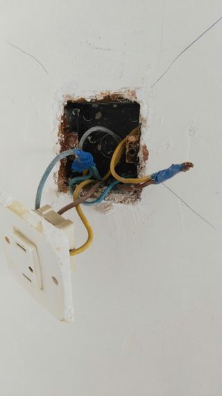 Sacar Un Enchufe De Un Punto De Luz