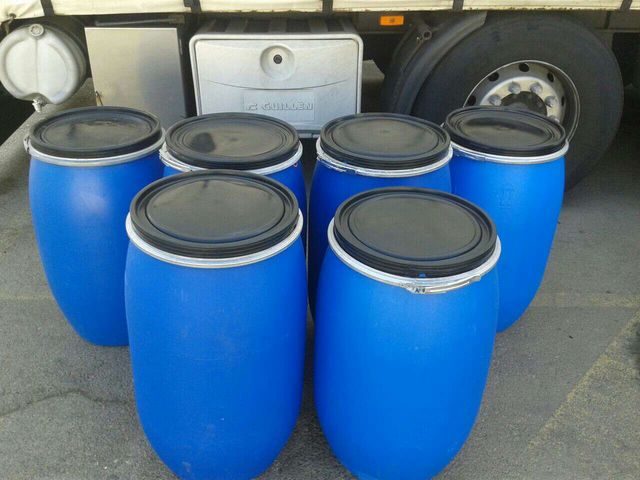 Bidones azules . 120 litros. Con Tapa y cierre de segunda mano por 15