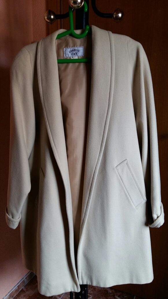 Abrigo de paño bueno, corto en forma de capa