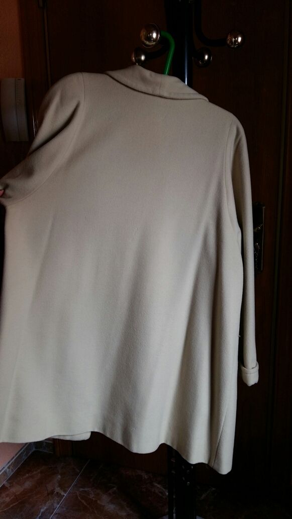 Abrigo de paño bueno, corto en forma de capa