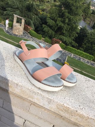 Sandalias charol nude suela goma blanca de segunda mano por 12 EUR en Las  Rozas de Madrid en WALLAPOP