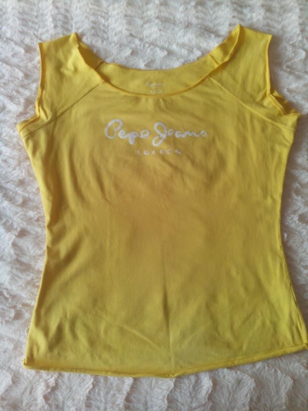 Camiseta Pepe Jeans amarilla de manga corta.