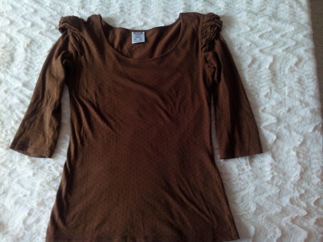 Camiseta detalle hombreras