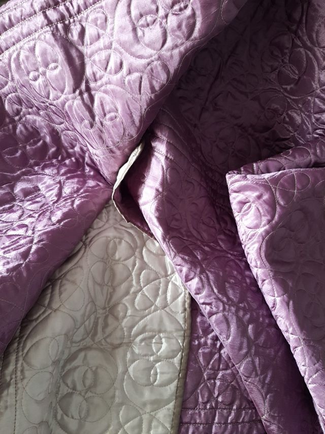 Colcha Bouty. Reversible gris-morado